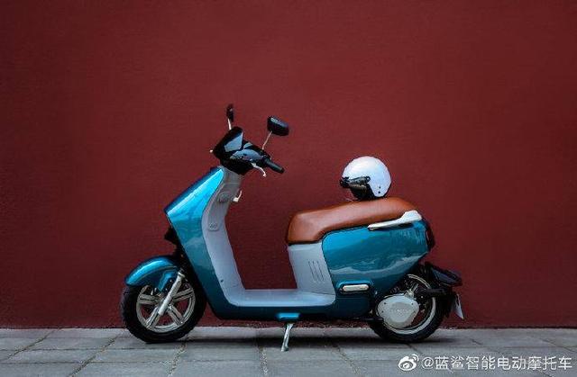 最新款电动摩托车，时代新宠的极速出行选择
