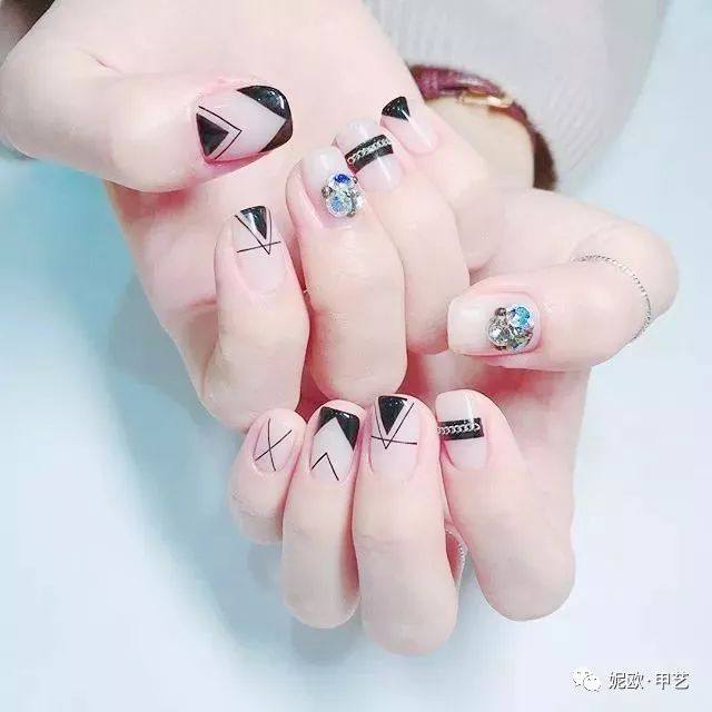 小巷深处的秘密美甲乐园，最新美甲款式图片大全