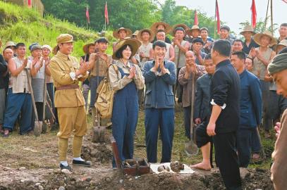 一路向前电影，时代奋进与心灵觉醒的旅程